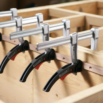 Preview: KliKlamp beim Spannen von Leisten