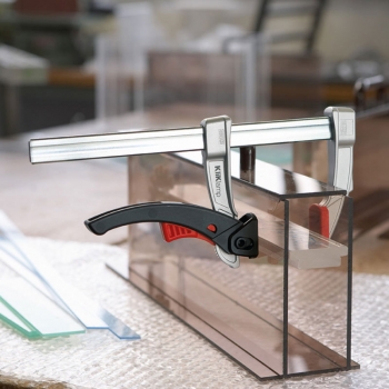 Preview: KliKlamp beim spannen von Acrylglas