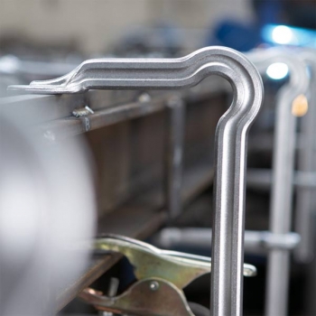 Preview: Bessey GM50ZK OMEGA-Bogen Ganzstahlzwinge im Einsatz